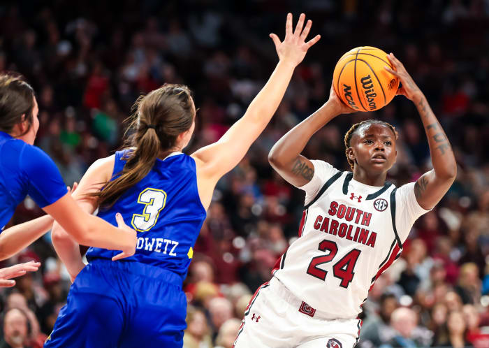 Sahnya Jah looking to pass the ball to a teammate versus South Dakota State (20th Nov., 2023)